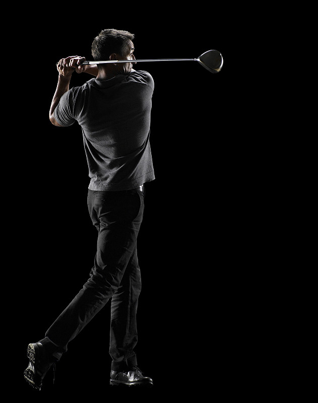 男性高尔夫球手开球与驾驶高尔夫球杆图片下载
