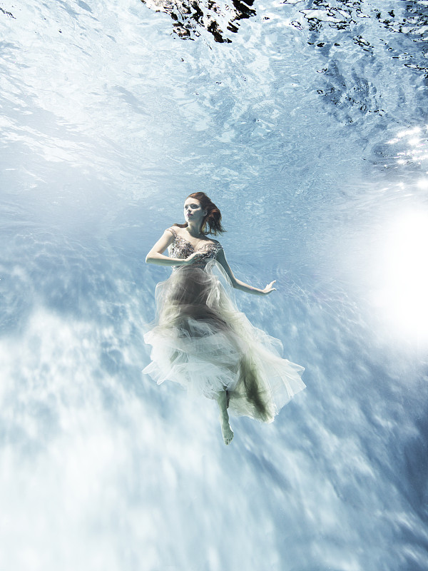 水下优雅的女舞者图片素材