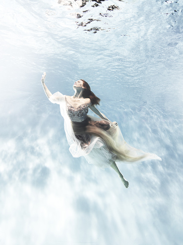 水下优雅的女舞者图片下载