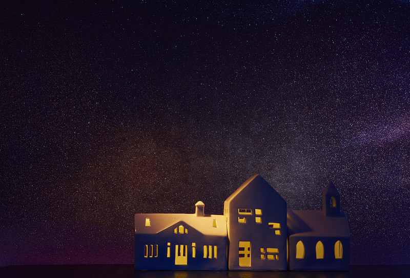 在夜晚的星光下，镇上的房子。装饰,圣诞节,图片下载