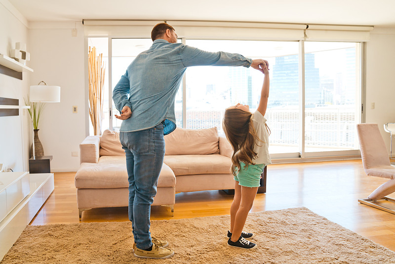女儿在家和父亲跳舞图片下载