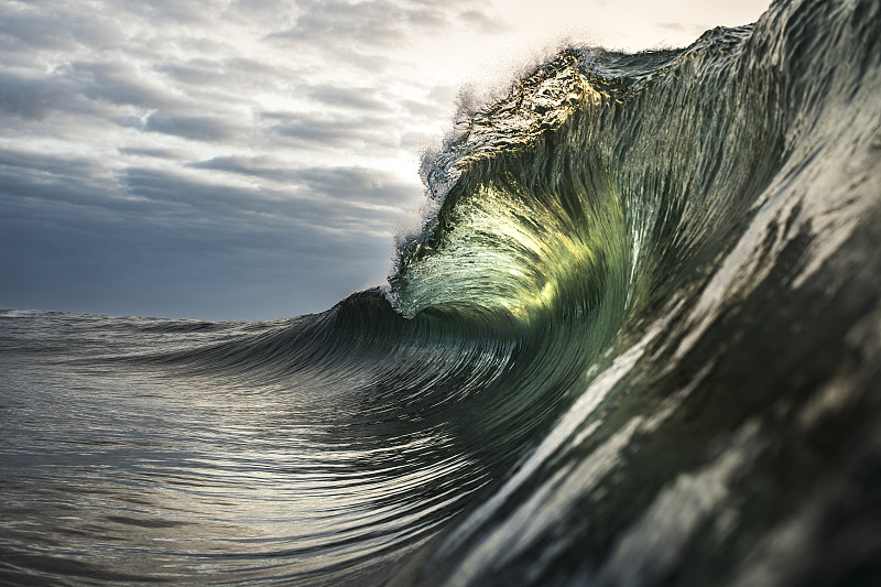 巨大的绿色波浪在海洋中破碎图片下载