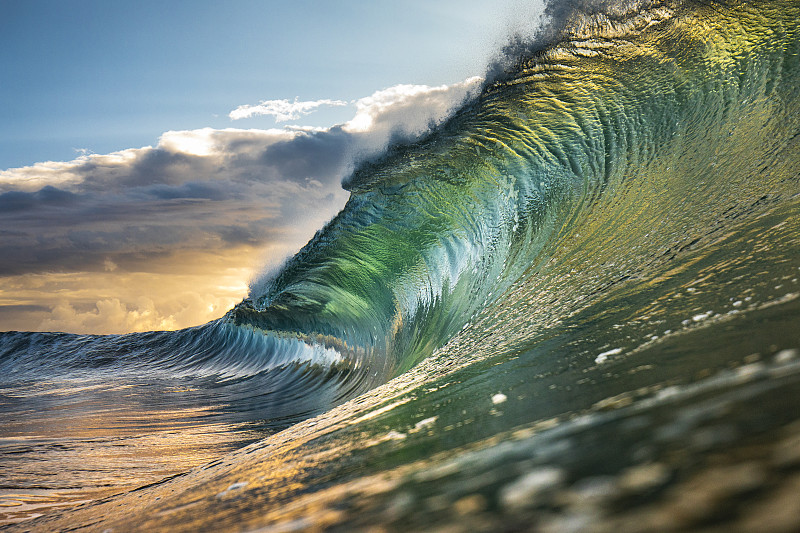 强大的绿色波浪在海洋中猛烈地拍打着图片素材