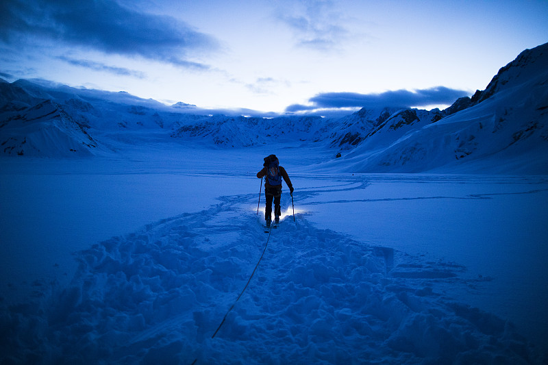 一个孤独的人在阿拉斯加山脉图片素材