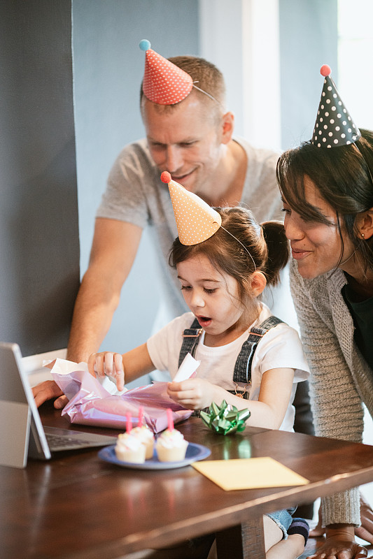 可爱家庭在线庆祝虚拟生日派对图片下载