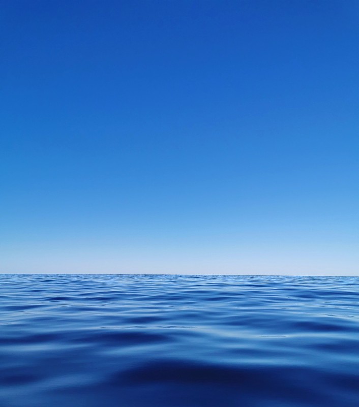 蔚蓝的天空映衬着美丽的大海图片素材