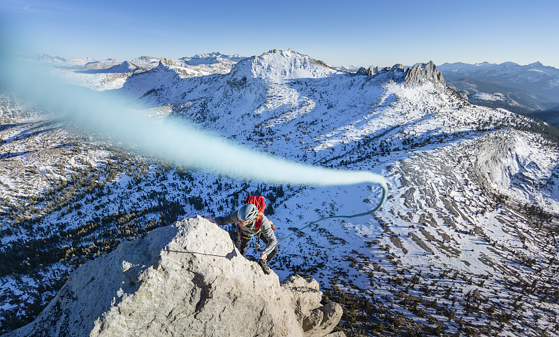 加州约塞米蒂国家公园的攀岩者图片下载