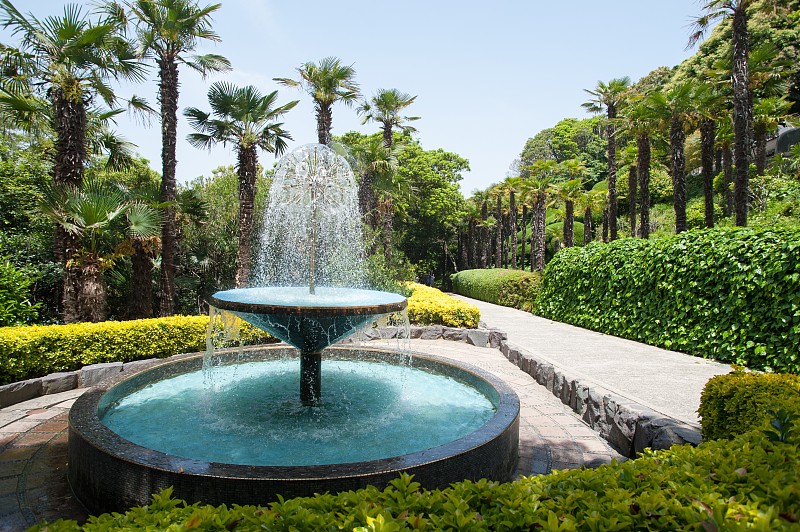 天空中海岛公园的喷泉图片素材