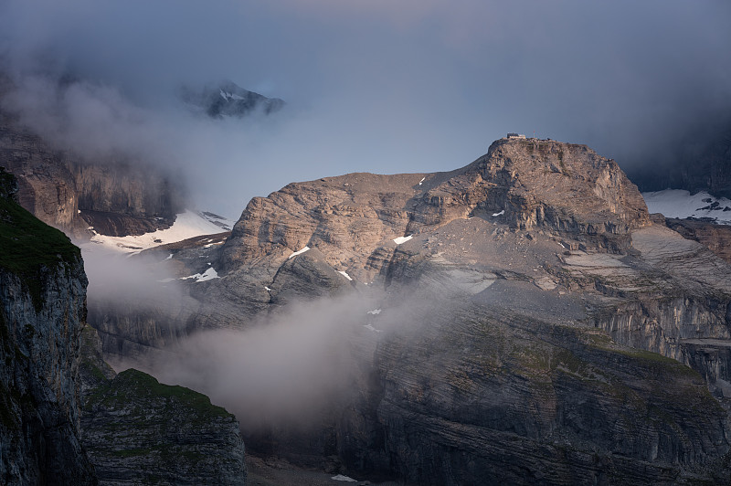 眺望着瑞士一处人工山麓的戈德堡图片下载