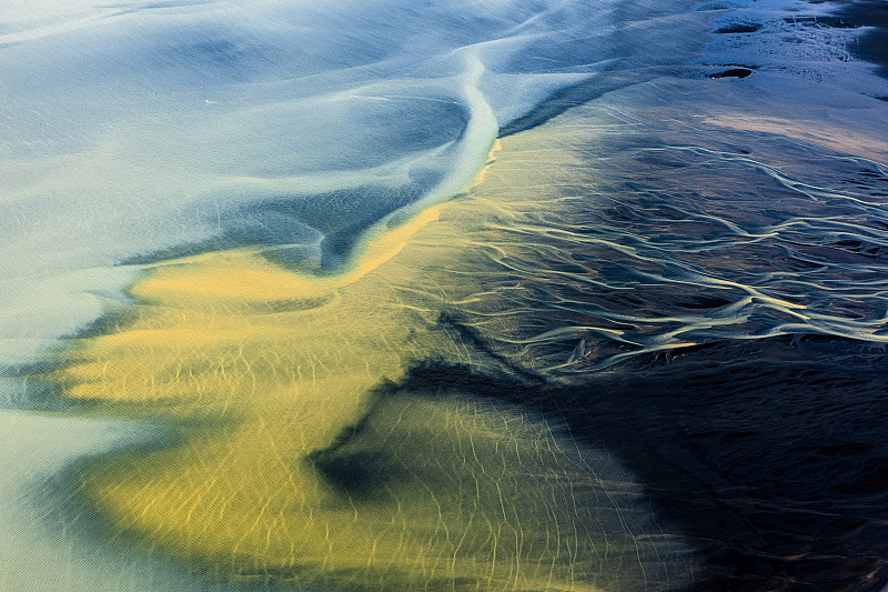 从直升机上俯瞰冰岛绿松石色的冰川河流图片素材