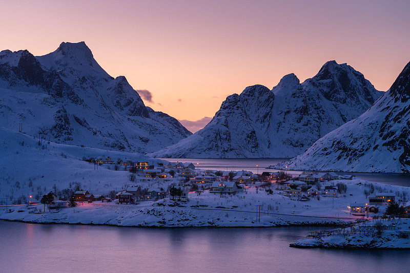 冬季美丽的日落在罗浮敦渔村，罗浮敦岛，挪威，斯堪的纳维亚半岛图片下载