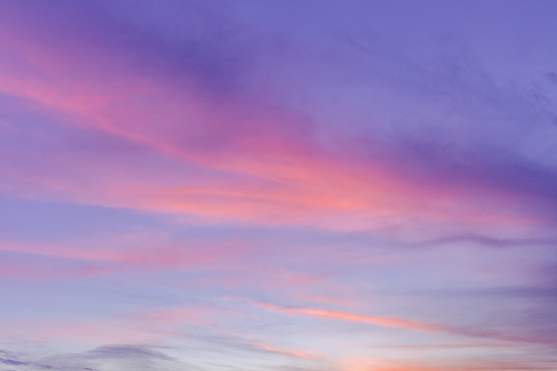 日落时，紫色的天空和粉红色的云图片素材