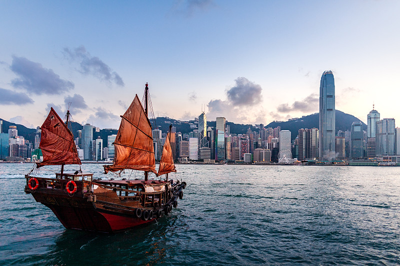 日落时分，香港维多利亚港的垃圾船图片素材