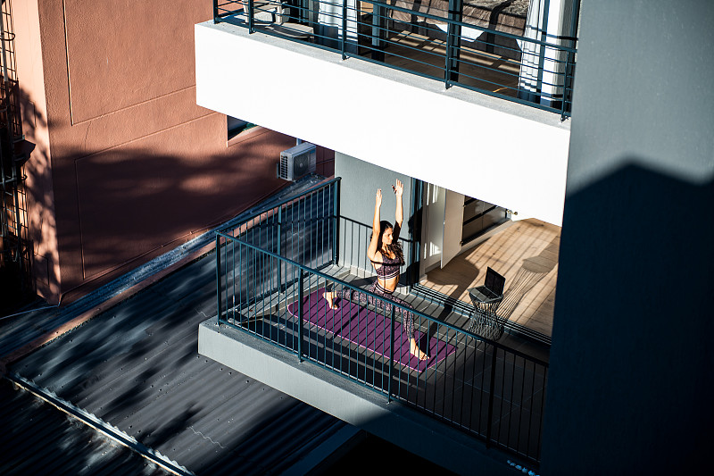 阳台上的瑜伽练习。图片下载