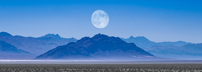 山的风景与清澈的蓝天和升起的月亮图片素材