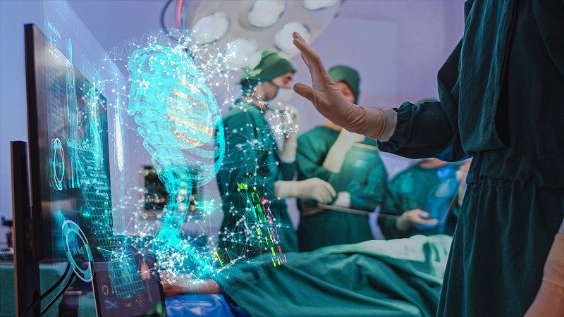 医生使用现代全息虚拟屏幕界面在手术室呼吸系统，创新和未来的医疗保健技术图片下载
