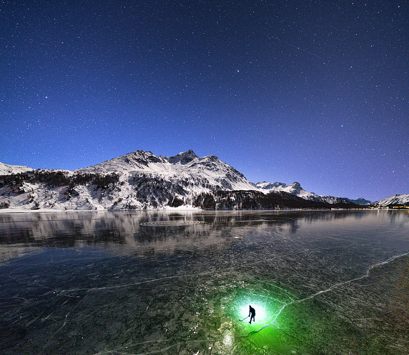 晚上在瑞士锡尔斯湖举行的冰球比赛图片下载