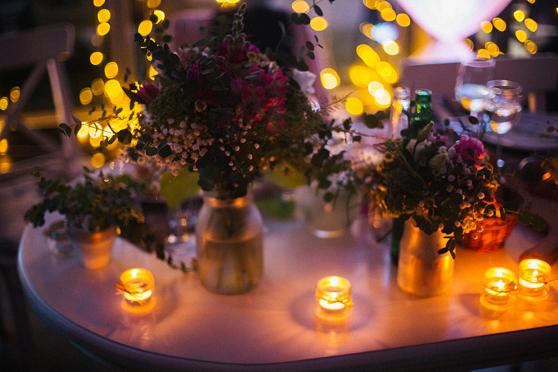 婚礼餐桌装饰与鲜花在罐子和蜡烛图片下载