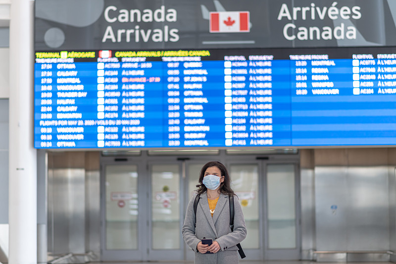 一位年轻的女士在机场到达了她的最终目的地加拿大图片下载