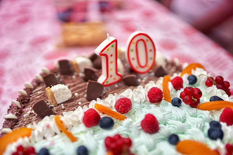 生日蛋糕与蜡烛10数字。图片下载