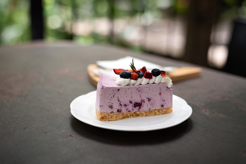 蓝莓，草莓蛋糕与新鲜的浆果在盘子上孤立图片下载