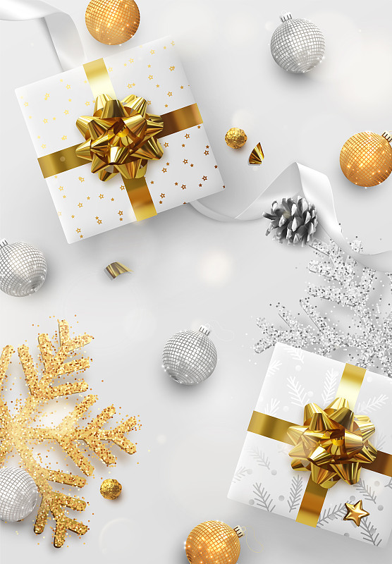 圣诞节的背景。喜庆明亮的设计构图俯视图。装饰礼盒，银球，装饰雪花在闪光。圣诞小玩意，白丝带和糖果图片素材