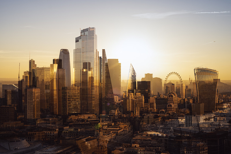 多层城市景观的伦敦天际线在日出-鸟瞰图图片素材