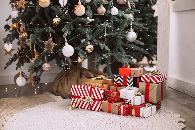 圣诞树下为一家人准备的圣诞礼物图片素材