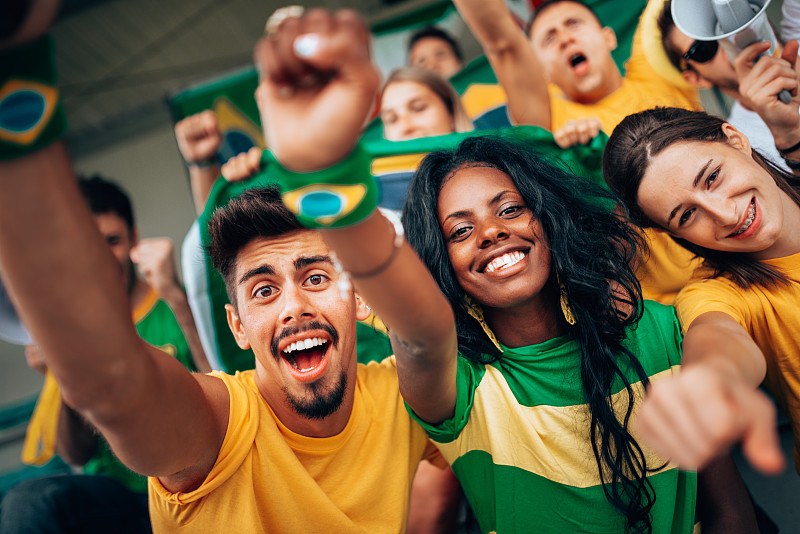 巴西球迷在体育场玩得很开心图片下载