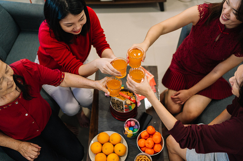 亚洲华人家庭庆祝中国新年假期在家图片下载
