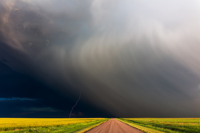 极端天气场景与戏剧性的风暴云，闪电和雨图片下载