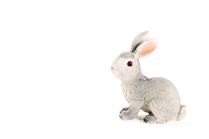 白色背景上的野兔雕像。复活节简约的概念图片下载