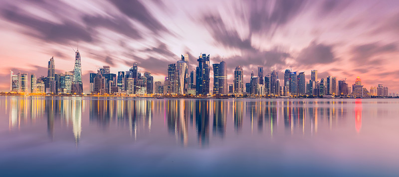 卡塔尔多哈日出时的全景天际线图片下载
