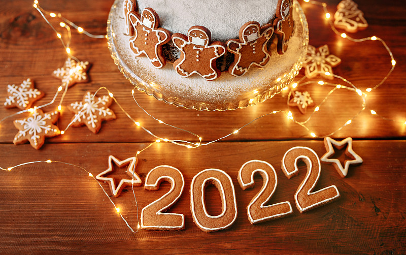 姜饼屋在圣诞的背景上装饰着数字的新年图片下载