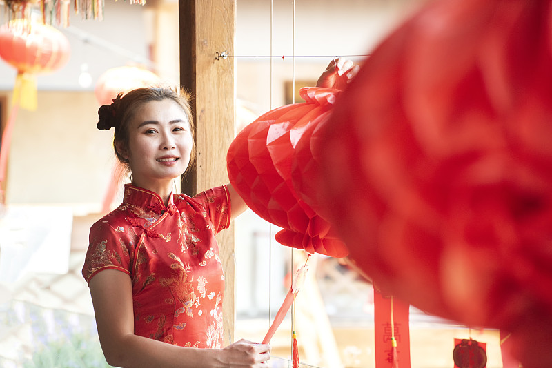 中国妇女穿着传统的旗袍。中国新年的概念。图片下载