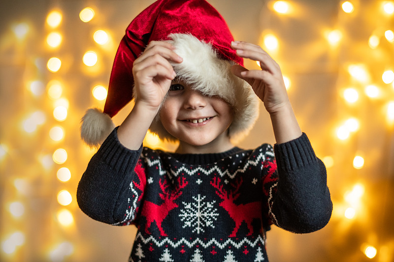 圣诞节戴圣诞帽的可爱小男孩图片下载