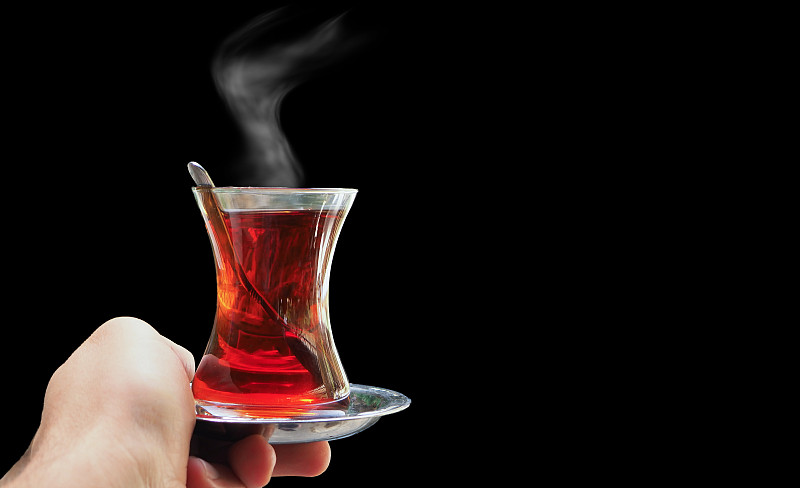 土耳其茶与孤立的黑色背景图片下载