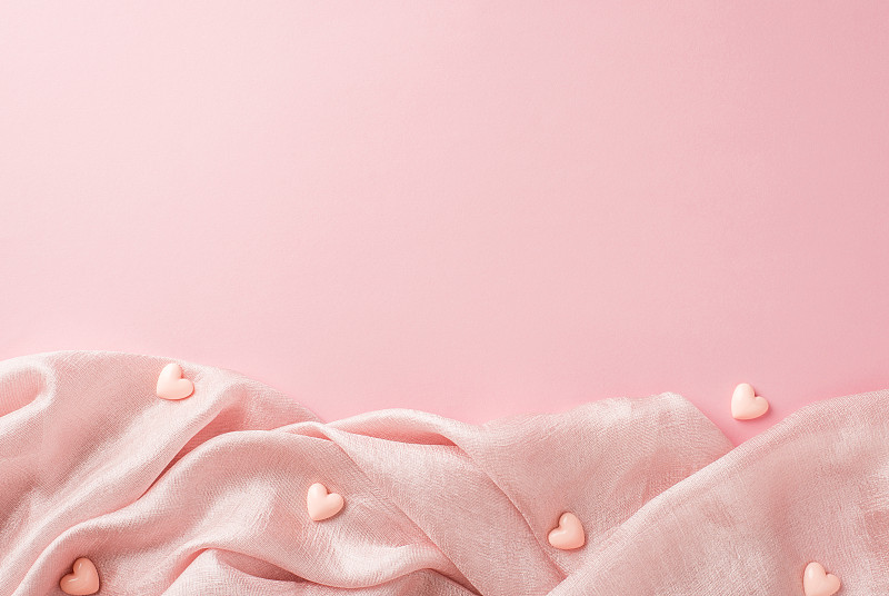 俯视图照片的妇女的一天组成粉红色柔软的纺织品和小心脏在孤立的柔和的粉红色背景与copyspace摄影图片下载