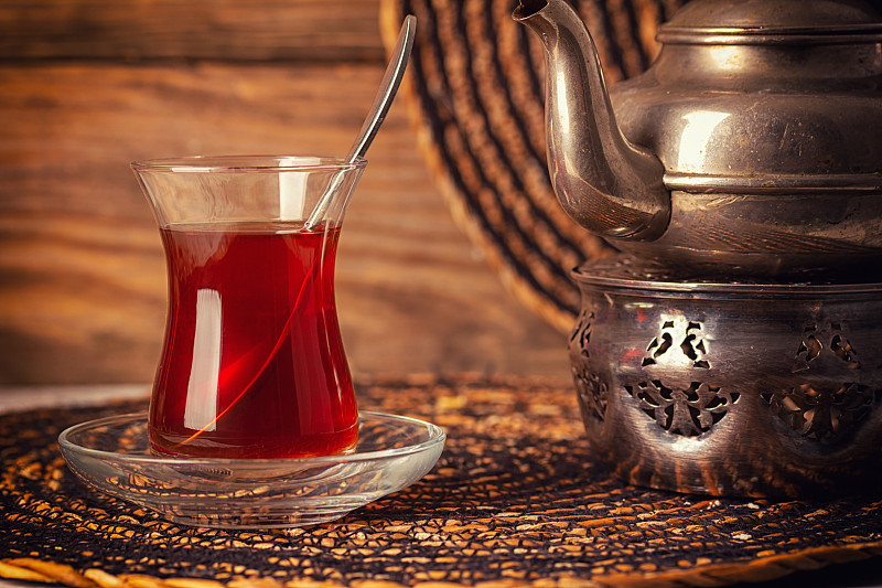 红茶在阿木都玻璃木制背景图片下载