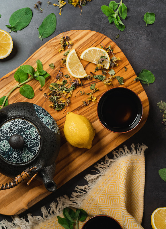 日式茶壶与花草茶和柠檬和蜂蜜-图片下载