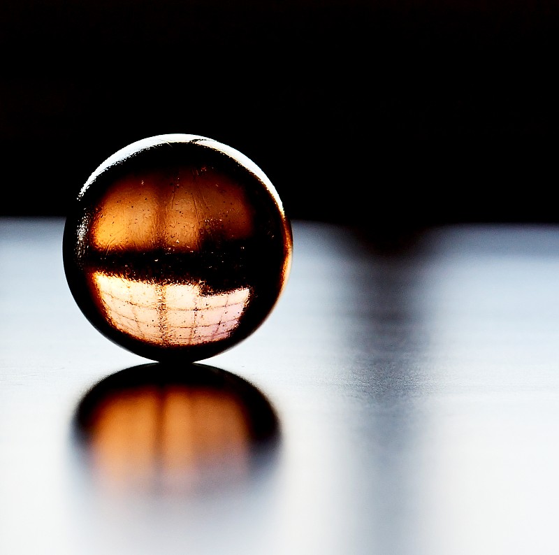 桌子上的玻璃球特写摄影图片