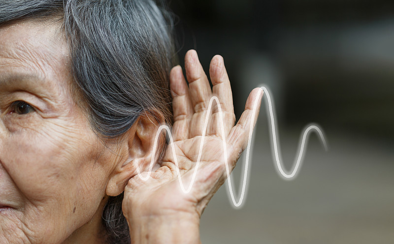 老年妇女听力丧失，听力困难图片下载