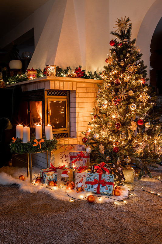 圣诞树与礼物包装在舒适的客厅壁炉圣诞夜图片下载