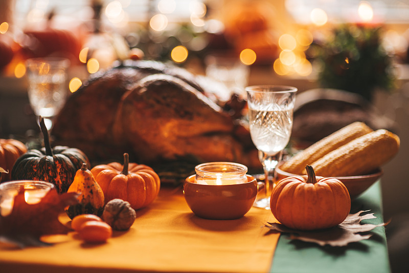 感恩节餐桌上的秋季装饰和南瓜图片下载