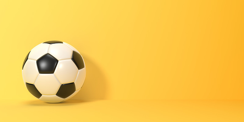 足球在一个黄色的背景与复制空间图片下载