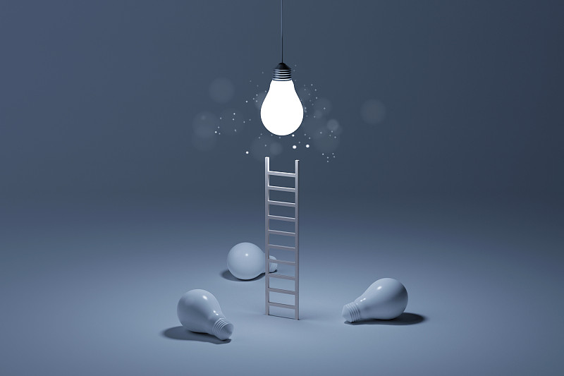 灯泡明亮突出的灯泡与梯子在白色背景。概念创意和灵感创新，思维不同，脱颖而出。三维渲染图片下载