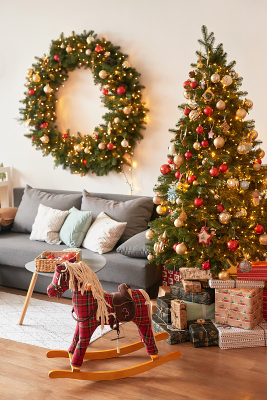 客厅内。圣诞树和花环。新年的庆祝活动。假期出租。寒假和假期图片下载