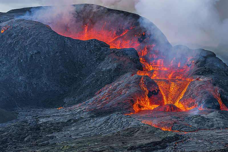 火山爆发后开口的火山口图片下载