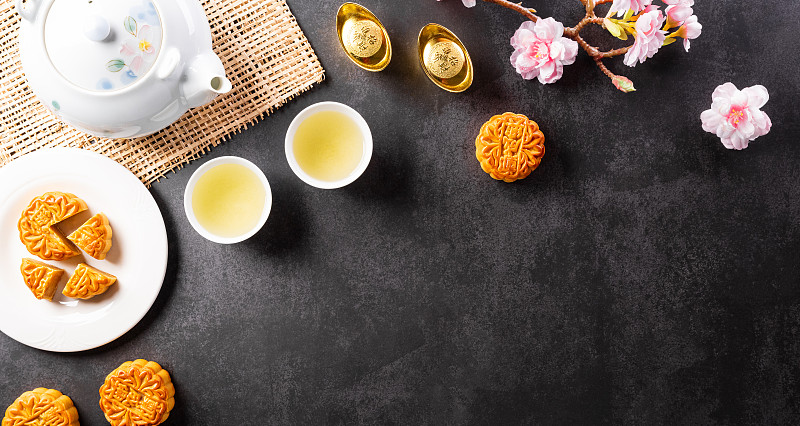 中国中秋节的概念由月饼、茶和梅花组成。文章中的“福”字指好运、财富、财源滚滚。图片下载