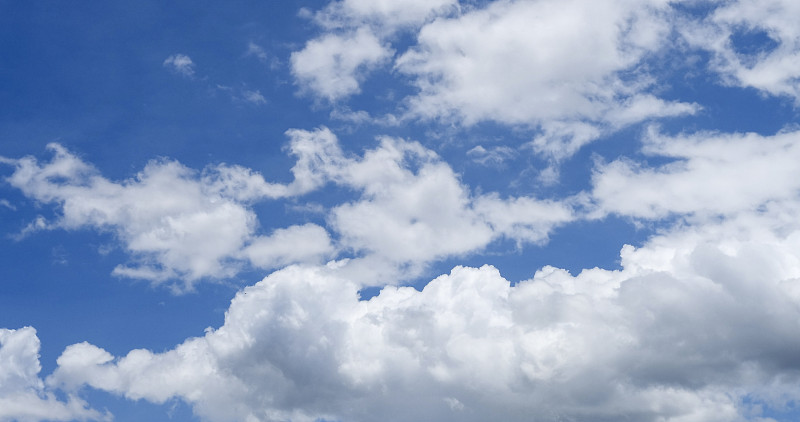 全景蓝天云图案上的日光与复制空间。积云云景，空气气候晴朗。蓝色的天空，蓬松的白云在夏天明亮清澈的天际线与美丽的云景图片下载